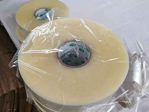 The machine uses custom-made transparent tape with the number of rice grains printed on it.